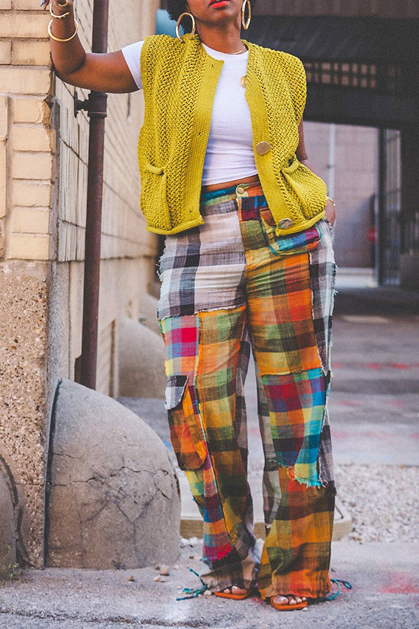 Stilvolle Strickweste mit Taschenknöpfen