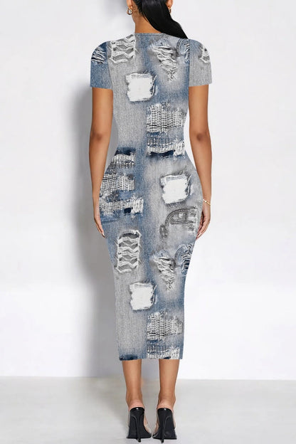 Lässiges Kleid mit Rundhalsausschnitt und kurzem Arm und Denim-Print 