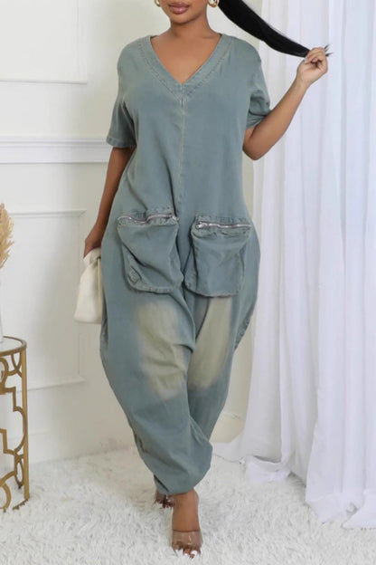 Lässiger, einfarbiger Jumpsuit mit Taschenreißverschluss und V-Ausschnitt und kurzen Ärmeln aus normalem Denim 