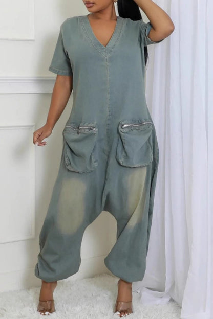 Lässiger, einfarbiger Jumpsuit mit Taschenreißverschluss und V-Ausschnitt und kurzen Ärmeln aus normalem Denim 