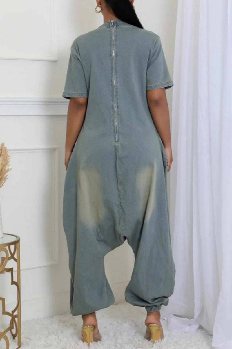 Lässiger, einfarbiger Jumpsuit mit Taschenreißverschluss und V-Ausschnitt und kurzen Ärmeln aus normalem Denim 