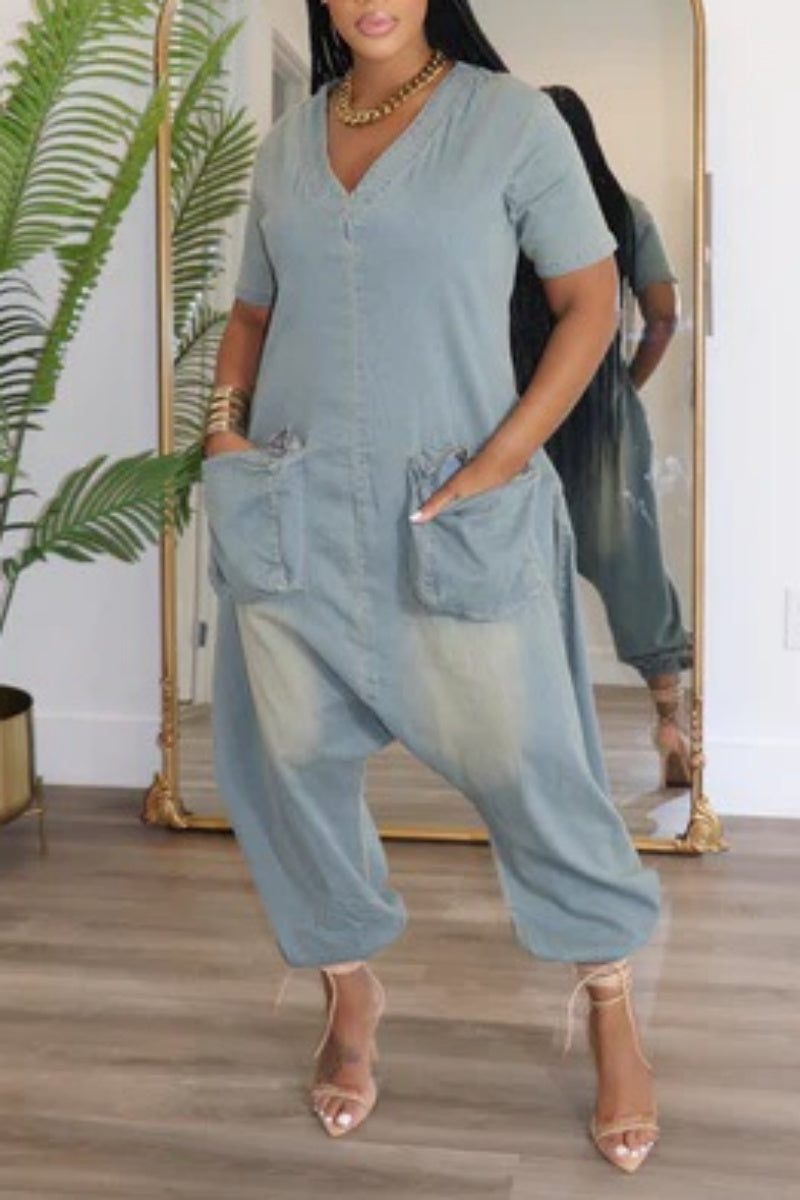 Lässiger, einfarbiger Jumpsuit mit Taschenreißverschluss und V-Ausschnitt und kurzen Ärmeln aus normalem Denim 