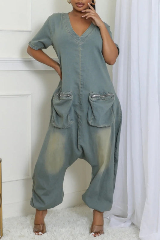 Lässiger, einfarbiger Jumpsuit mit Taschenreißverschluss und V-Ausschnitt und kurzen Ärmeln aus normalem Denim 