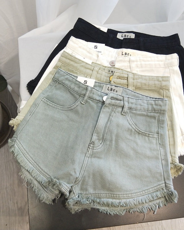 Einfarbige Retro-Jeansshorts mit hoher Taille, Fransen und offenem Saum