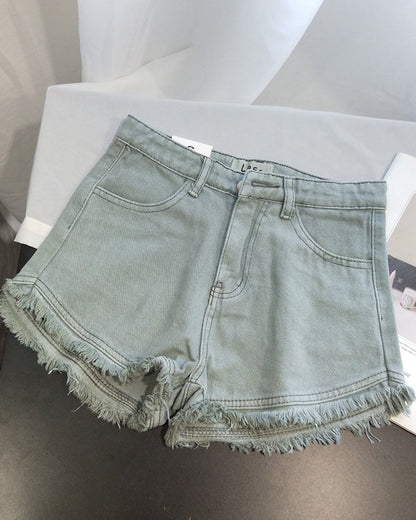 Einfarbige Retro-Jeansshorts mit hoher Taille, Fransen und offenem Saum