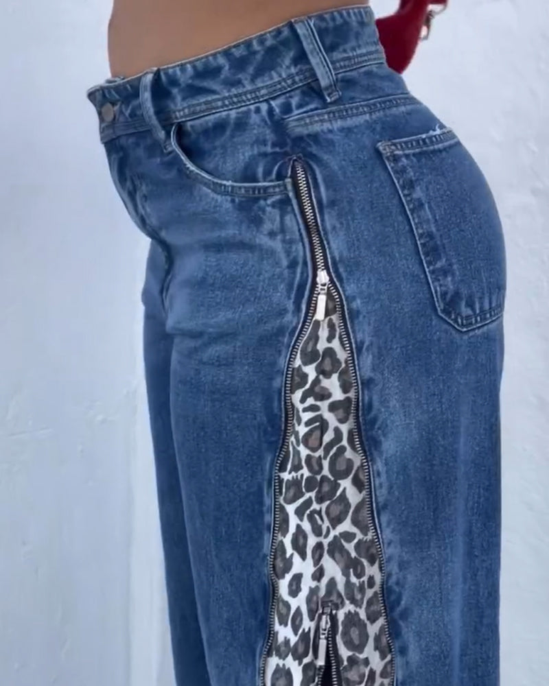 Lockere Jeans mit Leopardenmuster und seitlichem Reißverschluss (Vorverkauf)