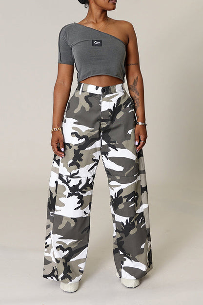 Stilvolle Hose mit weitem Bein und Camouflage-Print