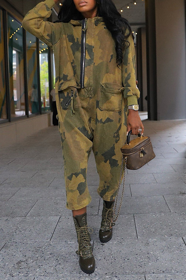 Streetwear-Overall mit Camouflage-Muster und Reißverschluss