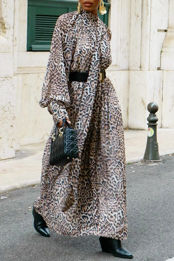 Vintage Kleid mit hohem Halsausschnitt und Glockenärmeln im Leopardenmuster