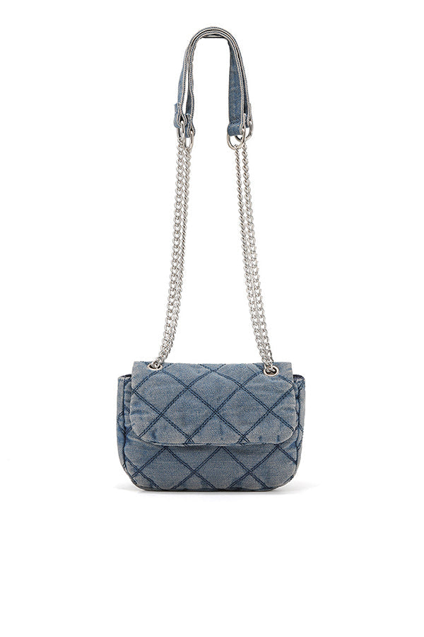 Denim-Tasche im Chanel-Stil mit Diamantkette