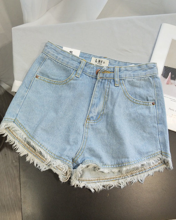 Einfarbige Retro-Jeansshorts mit hoher Taille, Fransen und offenem Saum