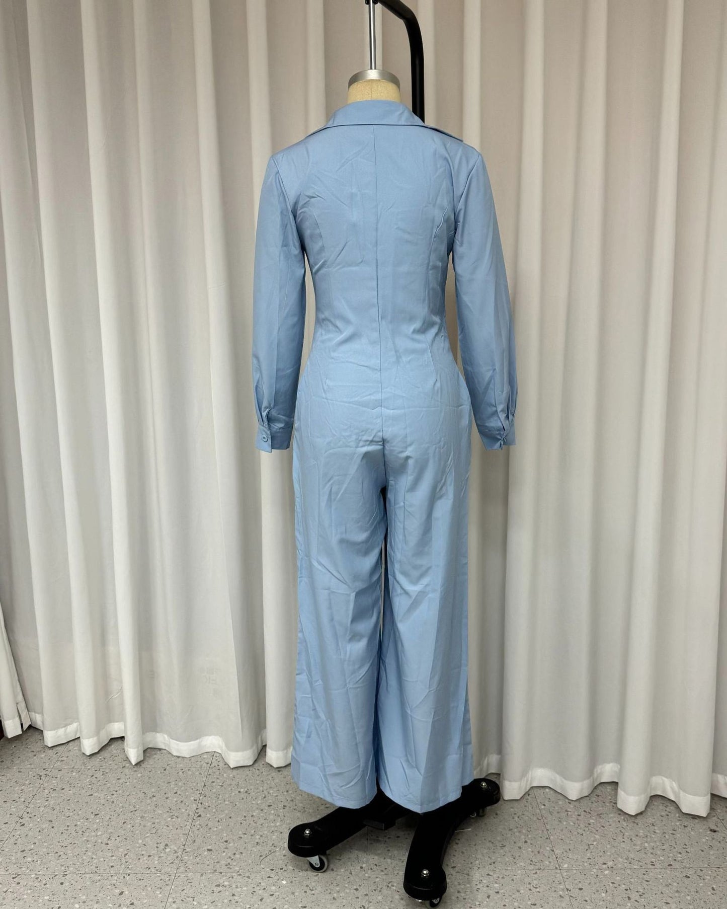 Modischer, lässiger Jumpsuit in Volltonfarbe mit Revers