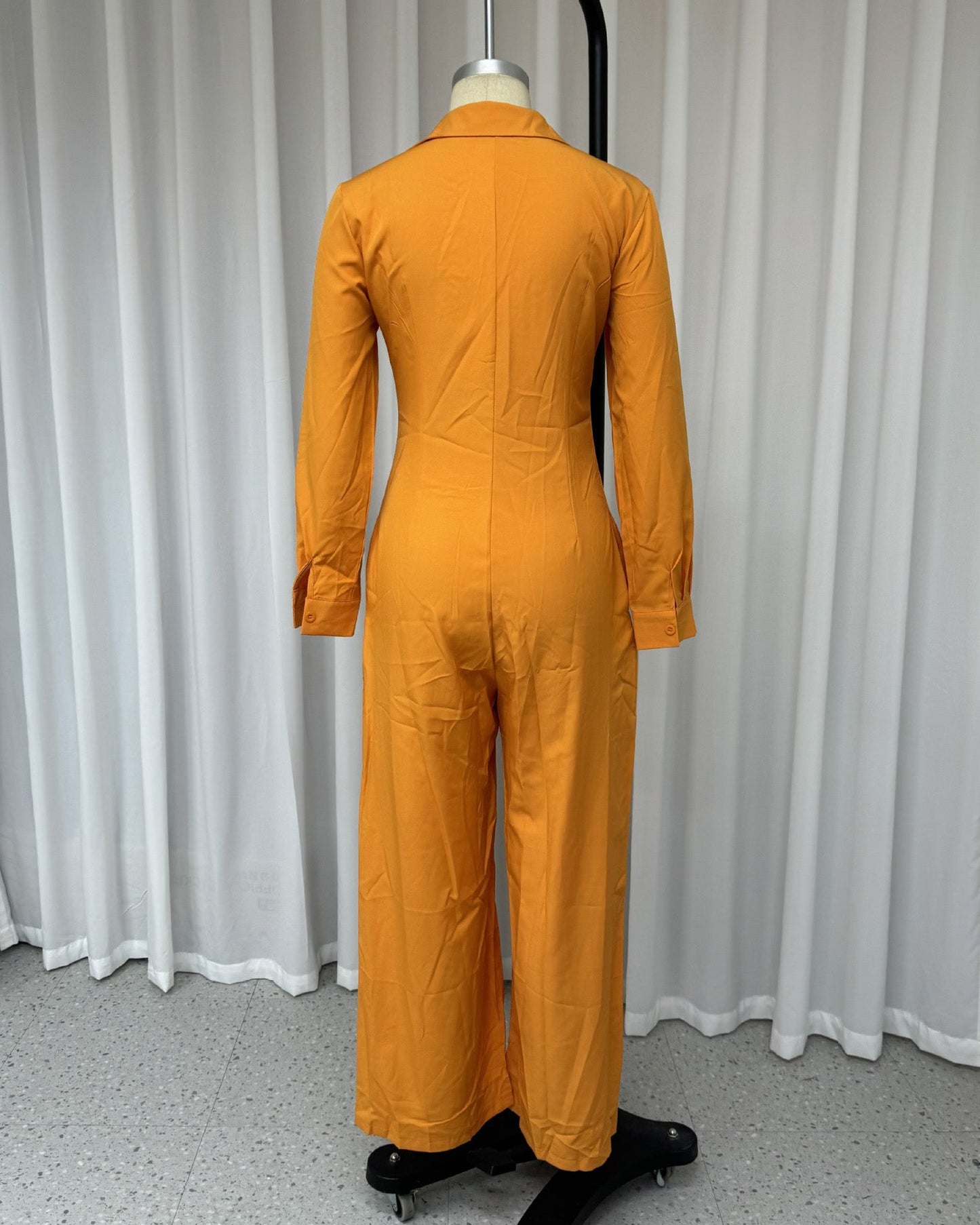 Modischer, lässiger Jumpsuit in Volltonfarbe mit Revers